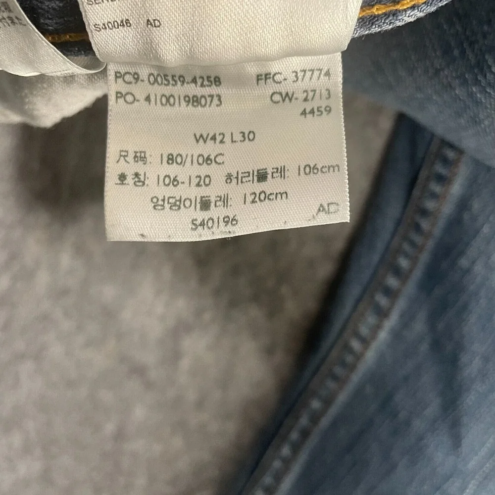 Levi's Men's Straight Jeans Size 42x30 Blue Denim Cotton‎ 5-Pockets Medium Wash